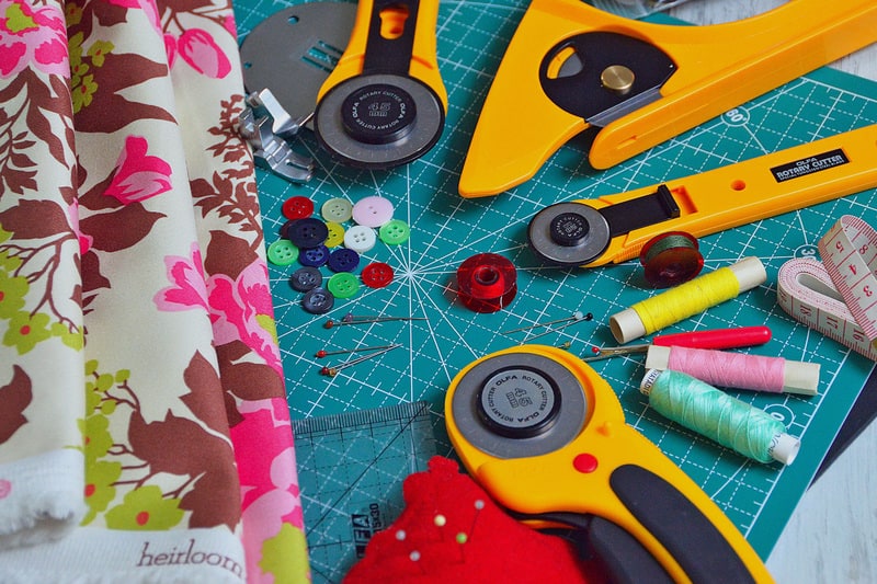 Sewing tools on a cutting mat before a sewing lesson