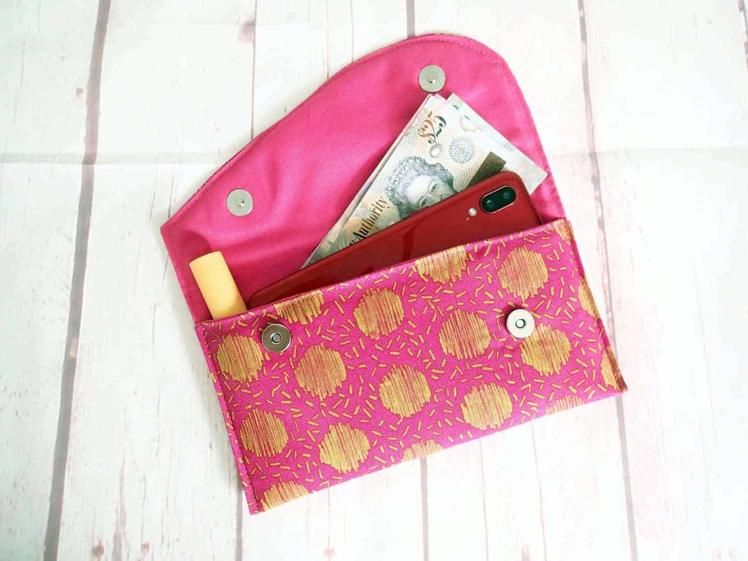 Radley Clutch bag sewing pattern in two sizes. Easy to sew beginner clutch bag pattern. Just one printable pattern piece, no zippers, minimal materials. These diy clutch bag patterns are perfect for the sewing beginner. Can be sewn quilted, instructions included for quilted and not quilted. SewSimpleBags